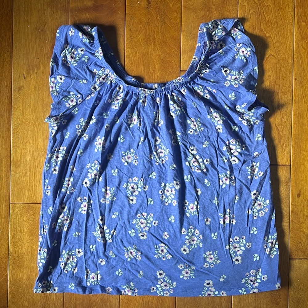 LOFT Lavendar Floral Sleeveless Shirt Size S
Boho Cottage-core Ruffle Hem
